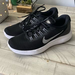 Women’s size 7 Nike tennis shoes. Worn but in great condition!